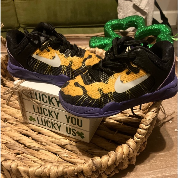 NIKE KOBE SHOES SIZE 6C GENTLY USED KOBE BRYANT BLACK AND PURPLE LA LAKERS - Picture 2 of 9